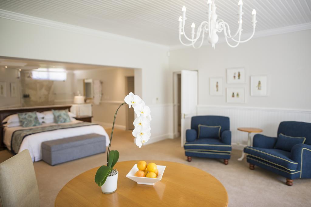Bed & Breakfast 18 On Hillwood Cape Town